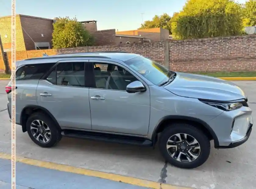 Toyota Sw4 Srx 2.8Tdi 4X4 Cvt 7As 2025 19.000 Km  2025 - foto 2
