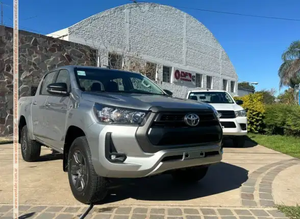 Toyota Hilux C/Doble 2.8 Tdi Automatica Sr 4X4 0Km My2025 - foto 1