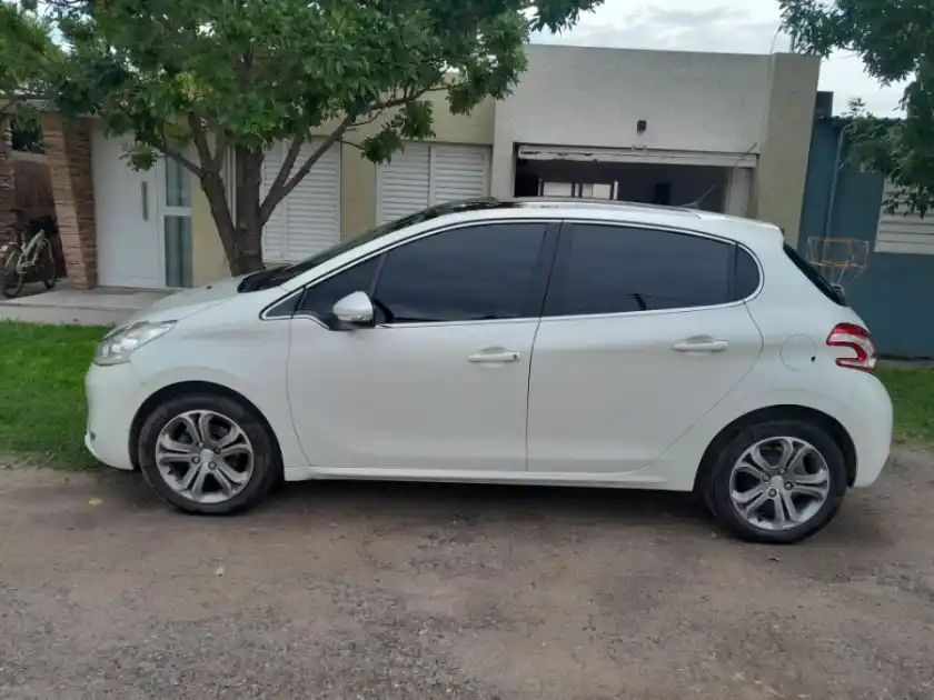 Peugeot 208  Feline Pack Cuir Tope De Gama  2015 - foto 1