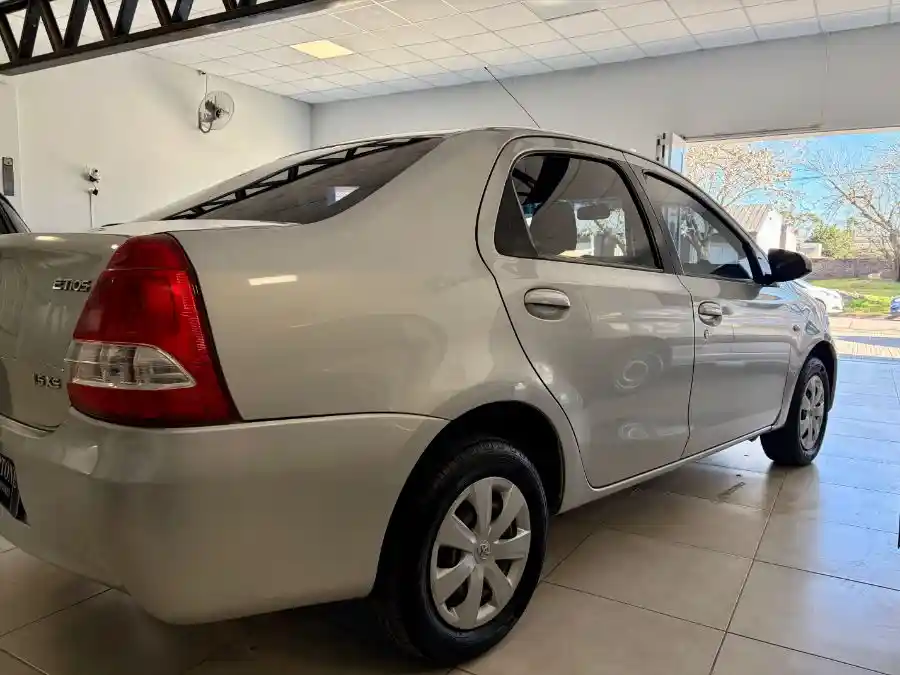 Toyota Hermoso Etios Xs!  2014 - foto 2