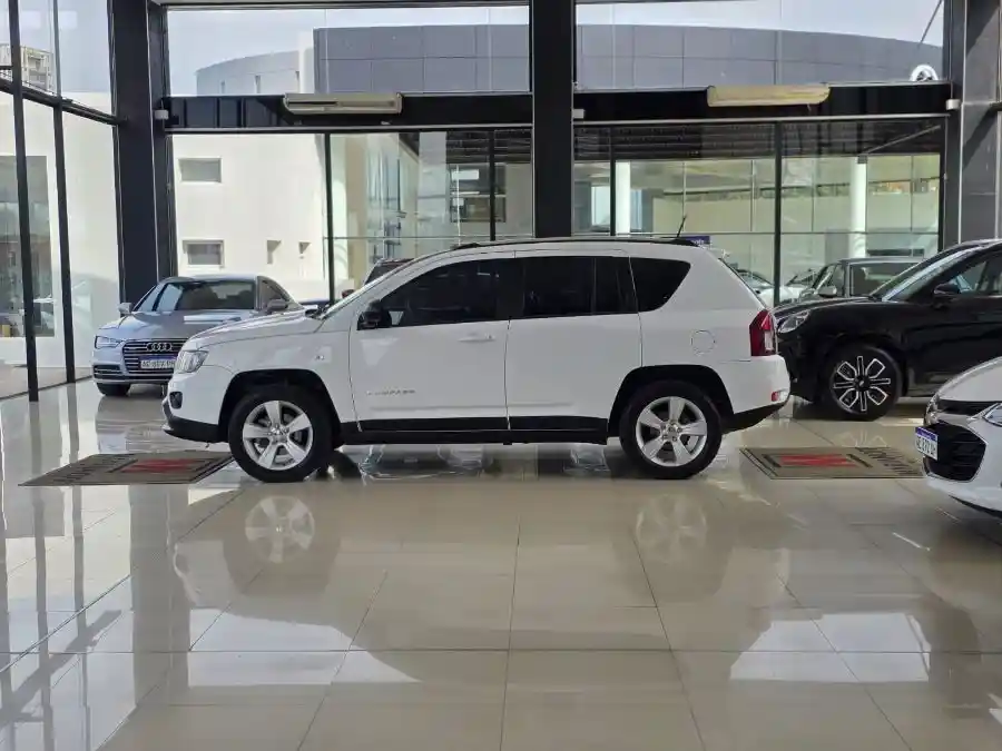 Jeep Compass 2.4 Sport Aut 2013  2013 - foto 4