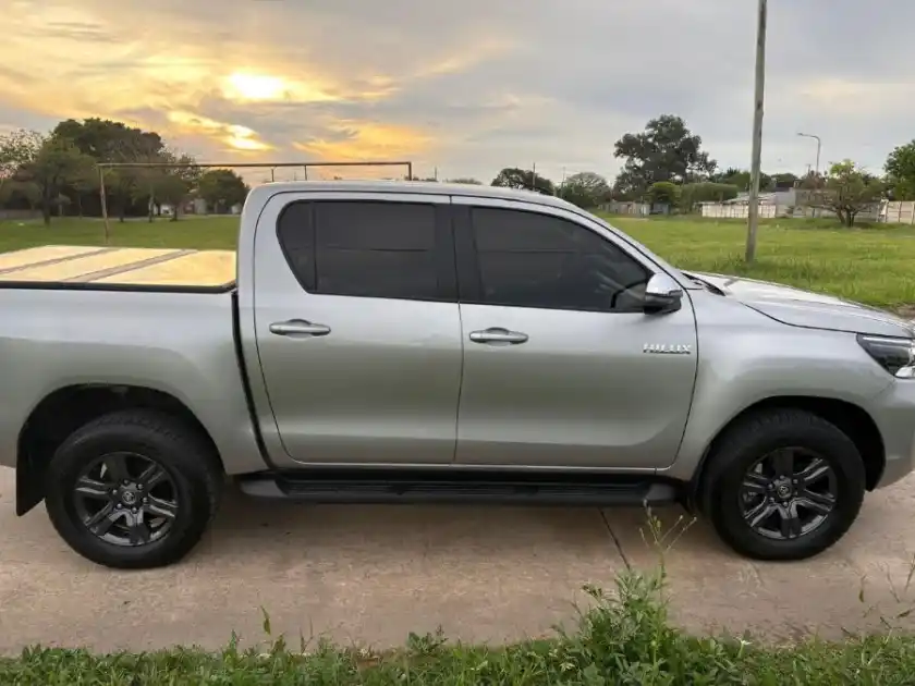 Toyota Hilux Srv 4X2 At 2024 Con 26.000Km  2024 - foto 2