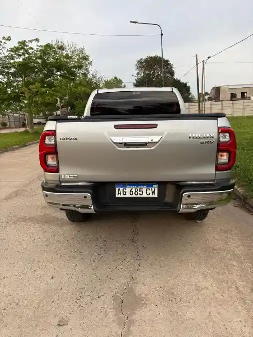 Toyota Hilux Srv 4X2 At 2024 Con 26.000Km  2024 - foto 3