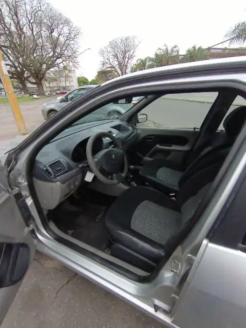 Renault Symbol 1.6 Sedan 4 Puertas  2027 - foto 3