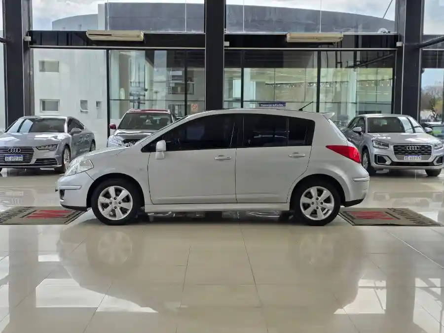 Nissan Tiida 1.8 Tekna 2014  2014 - foto 4
