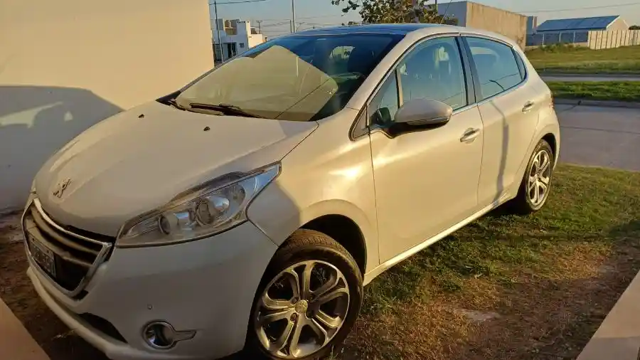 Peugeot 208 Feline Pack Cuir 1.6 – 2014 – Versión  2014 - foto 1