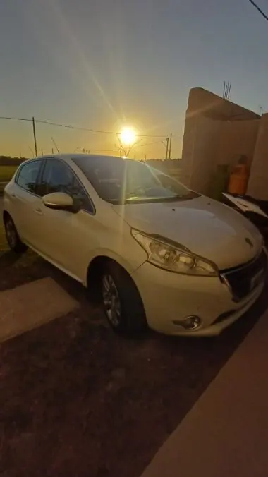 Peugeot 208 Feline Pack Cuir 1.6 – 2014 – Versión  2014 - foto 2