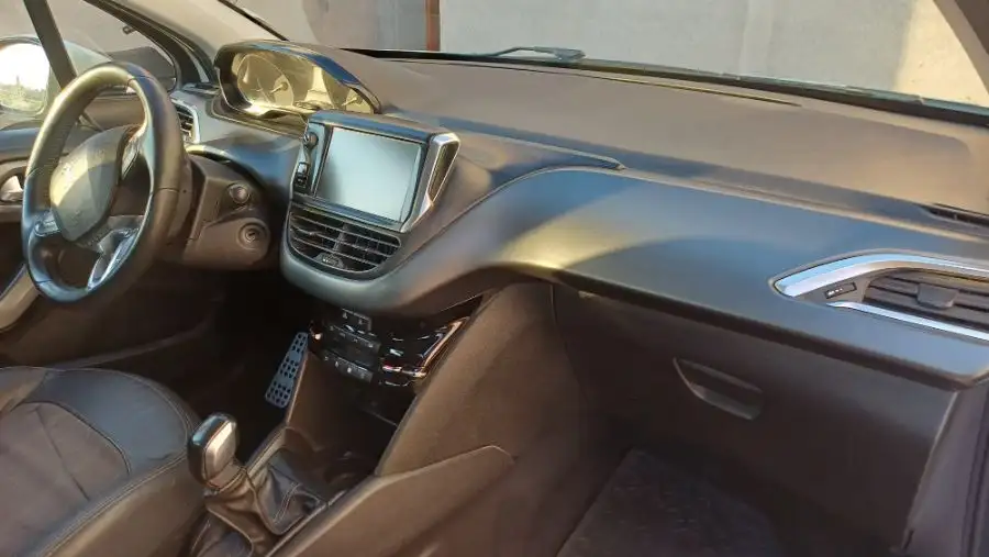 Peugeot 208 Feline Pack Cuir 1.6 – 2014 – Versión  2014 - foto 3